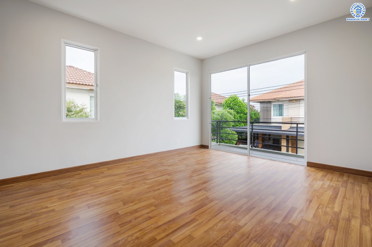 บ้านเดี่ยวมือสองนนทบุรี ม.ฮาบิเทีย ราชพฤกษ์-345 จากแบรนด์คุณภาพ Sansiri เนื้อที่ 50 ตร.ว. ฟังก์ชัน 3 ห้องนอน 2 ห้องน้ำ จอดรถได้ 2 คัน บนทำเลติดถนนใหญ่ 345 พร้อมเชื่อมสู่ราชพฤกษ์, แจ้งวัฒนะ และติวานนท์ ฯลฯ ได้อย่างรวดเร็ว ใกล้ทางด่วน "ศรีสมาน" และรายล้อมด้วยสิ่งอำนวยความสะดวกครบ